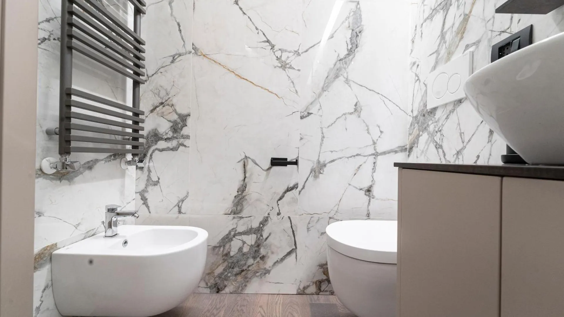 Designed Apartment In Milan Center Gae Aulenti Area With Ac, Wifi And Subway Airport Connected Steps From Central Station Italy