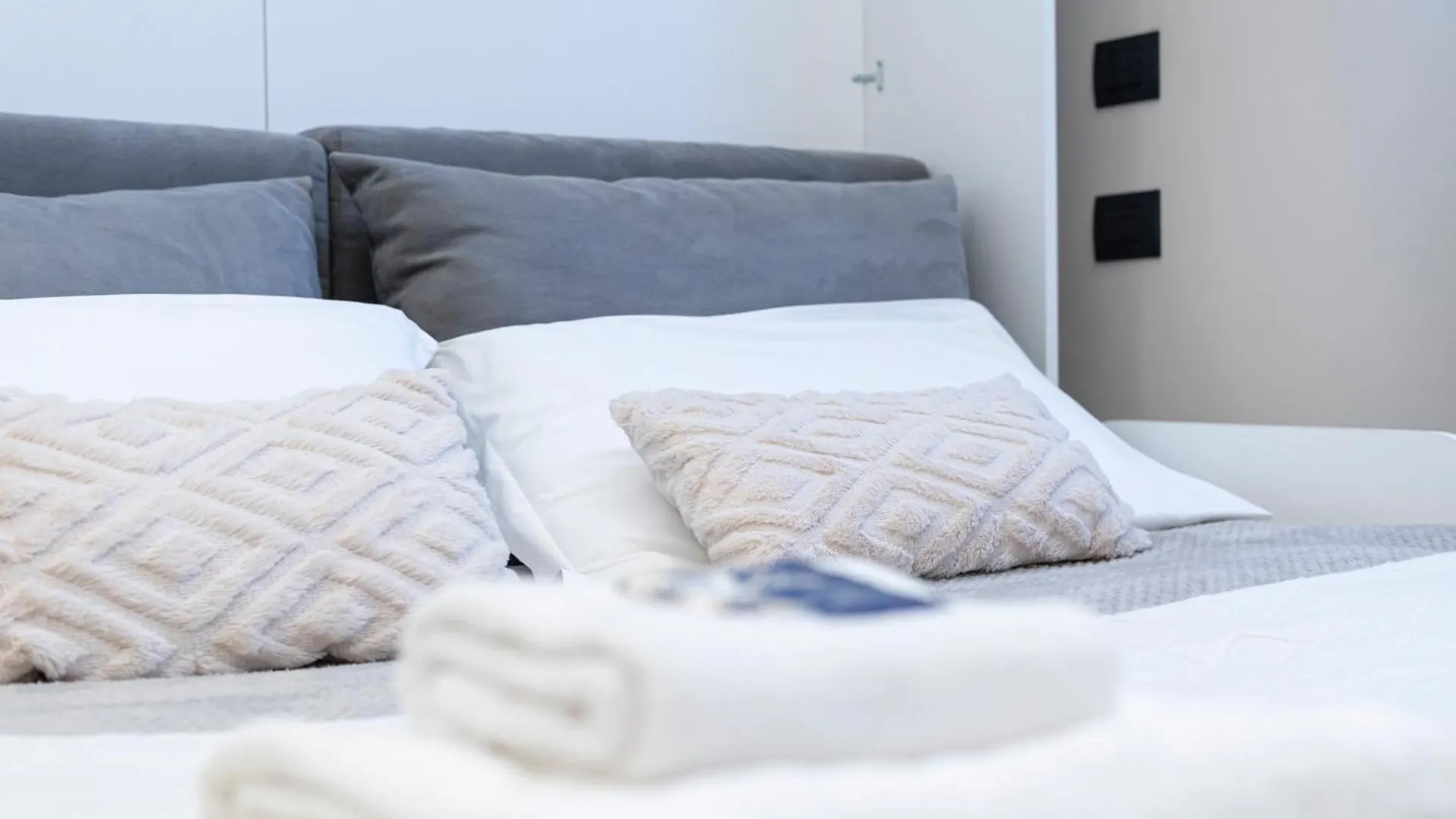Designed Apartment In Milan Center Gae Aulenti Area With Ac, Wifi And Subway Airport Connected Steps From Central Station